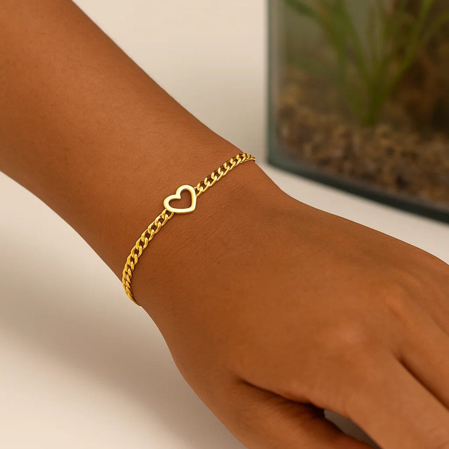 14k Yellow Gold 7 inch Curb Chain Bracelet with Heart (3.40 mm)