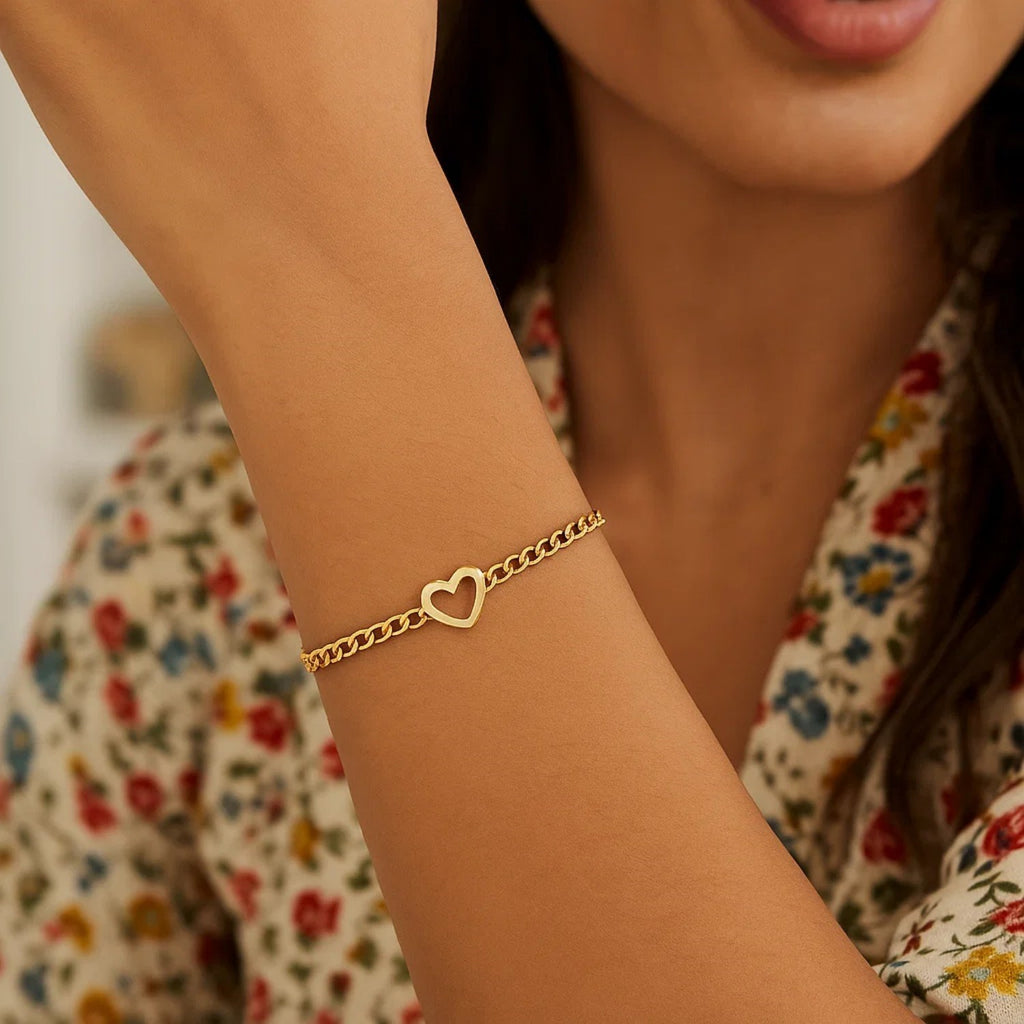 14k Yellow Gold 7 inch Curb Chain Bracelet with Heart (3.40 mm)